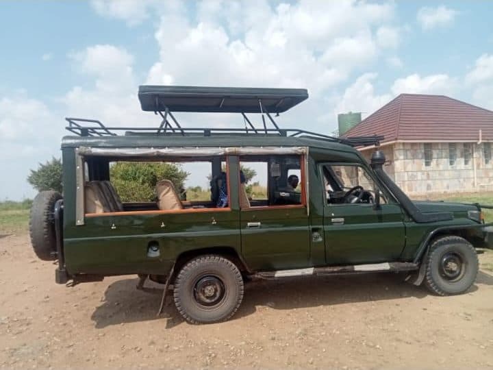 Open-roof 4x4 safari Land Cruiser used for Maasai Mara game drives